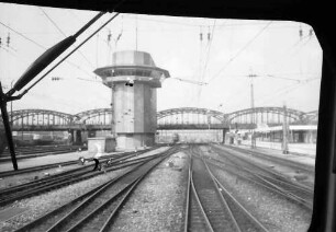 München: Gebäude des Bildstellwerkes von S-Bahnzug aus
