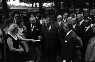 22. Tagung 1972 Mediziner; Große Gruppen mit Willy Brandt: Willy Brandt gibt Autogramme, rechts Ph. Held
