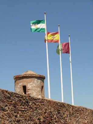 Fahnen von Malaga, Andalusien und Spanien auf der Festungsanlage Gibralfaro