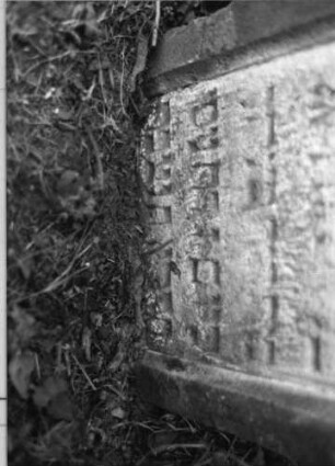 Grabstein 80 (Index: 99796132) Maße HxBxT: 58x42x14 cm Besonderheit: Kindergrab: Grabstein 80 (Detailaufnahme)
