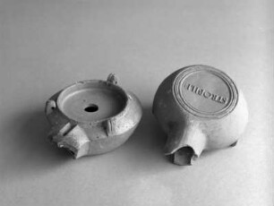 Zwei Firmallampen, links (Inv.-Nr. Wo 2582), rechts (Inv.-Nr. Wo 1385)