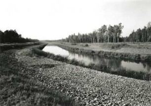Lausitzer Heide. Künstlicher Spreelauf mit Hochwasserbett im Merzdorfer Forst zur Umgehung des Braunkohletagebaus Bärwalde. Blick flussaufwärts nach Südwesten