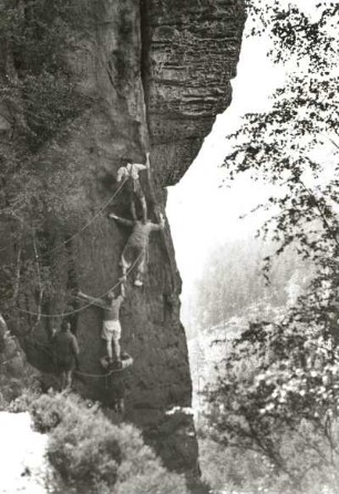 Sächsische Schweiz. Rathener Felsgebiet, Höllenhund. Seilschaft Rudolf Stolle an der Westkante (Kesseltürmerweg), (VIIc)