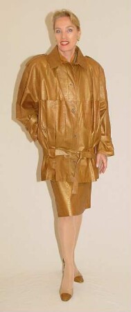 Sportlich-elegantes Lederensemble: Jacke, Rock, Bluse und Pullunder