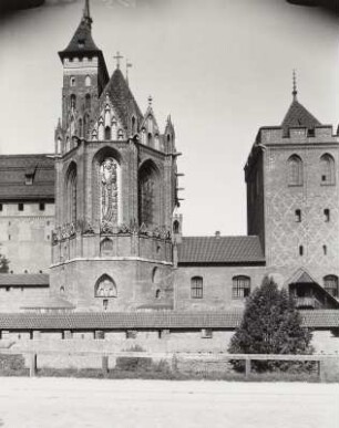 Malbork (Marienburg), Ordensburg Marienburg, Schlosskirche und Pfaffenturm von Südosten