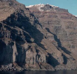 Thera = Santorini. Kraterinnenkante aus geschichteten Eruptionsgesteinen. Hoch droben farbige Schlackenbänder. Merovigli. K1