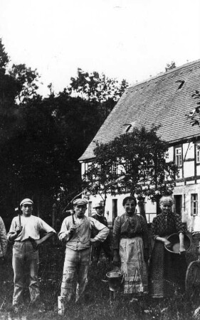 Triebischtal-Roitzschen. Neidmühle, Außenansicht mit Bewohnern, Repro