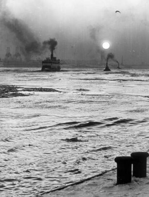 Hamburg.. Landungsbrücken. Herbstliche Stimmung an der Elbe. Auf dem Strom fahren Schiffe