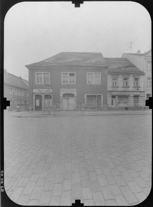 Großenhain, Frauenmarkt 12/10. Wohnhäuser mit Läden. Straßenfront