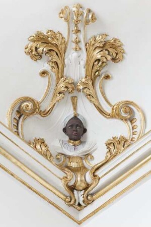 Decke des Mohrenzimmers — Vier Eckkartuschen mit Büsten von Schwarzafrikanern — Schwarzafrikaner mit Turban mit Goldaufsatz