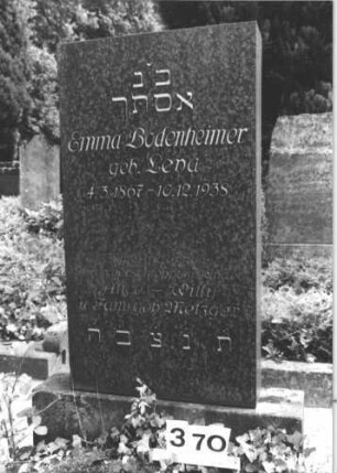 Grabstein 370 (Index: 100081593) Material: Granit Zustand: gut Maße HxBxT: 101x55x15 cm Beschreibung: rechteckige Stele, Sockel Steinmetz: Löffler: Grabstein 370