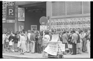Kleinbildnegative: HBV-Warnstreik vor dem KaDeWe, 1978