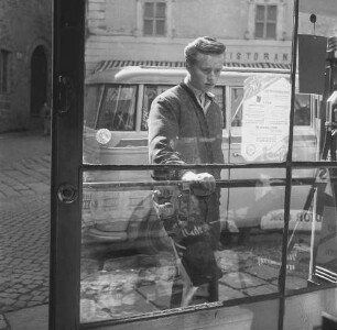 Orvieto, Reisegefährte Helbigs vor einem Schaufenster neben einer Tanksäule stehend
