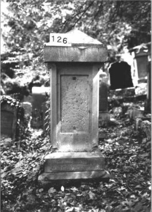 Grabstein 126 (Index: 100112892) Zustand: Inschrifttafel fehlt, Sockel beschriftet Maße HxBxT: 149x67x38 cm: Grabstein 126