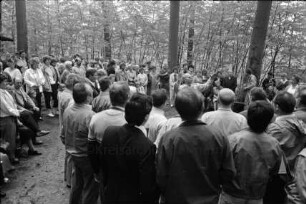 Waldfest: Fohlenkoppel: Veranstalter Männergesangverein Arion von 1890 e. V.: Gesangsvortrag mir Chorleiter: dahinter Zuschauer