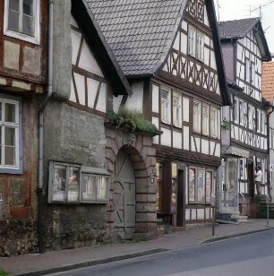 Steinau. Häuserzeile mit Straßenflucht