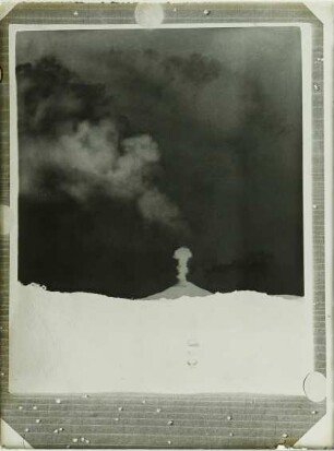 Rauchwolken aus dem Krater