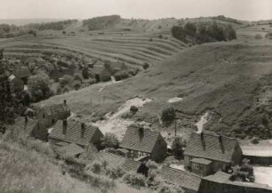 Oderbruch. Gabower Berge oder Neuenhagener Insel. Blick über Gabow (Kleinbauerndorf mit Trockenböden, zum Teil terrassenartige Felder auf Moränenhängen)