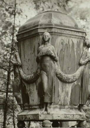 Grabmal für Gotthardt Kühl : Grabmal für Gotthardt Kühl. Granit (rot) und Zink (nach 1915). Urne. Dresden-Tolkewitz, Urnenhain