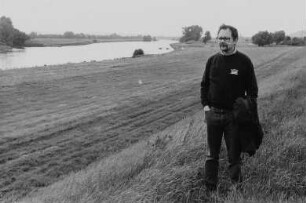 Der Lyriker und Schriftsteller Heinz Czechowski an der Elbe