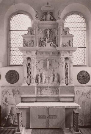 Denkmal der Nickel Pflugk (+1580), der Anna Pflugk (+1580) und der Elisabeth Pflugk (geb. von Schönberg auf Borstenstein) : Denkmal der Nickel Pflugk (+1580), der Anna Pflugk (+1580) und der Elisabeth Pflugk (geb. von Schönberg auf Borstenstein). Sandstein, Zabeltitz bei Großenhain. Kirche, jeztz an der Ostwand des Chores