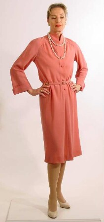 Altrosafarbenes Kleid mit eingesetzter Knopfleiste