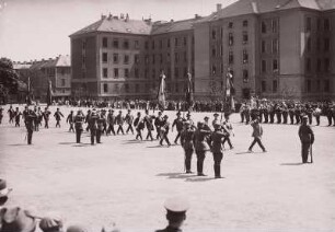 Vorbeimarsch eines militärischen Traditionsverbandes vor Offizieren der Reichswehr auf dem Exerzierplatz Löbauer Straße in Bautzen