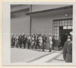 Furbara, Staatsbesuch Adolf Hitlers in Italien vom 02. bis 10. Mai 1938, Adolf Hitler bei der Begrüßung durch Parteisekretär, Minister Starace empfängt Adolf Hitler