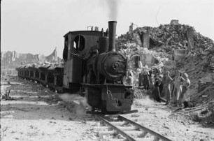 Enttrümmerung im Stadtkern : Dresden. Trümmerbahn