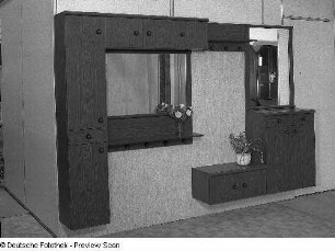 Ausstellungskoje mit Flurgarderobe des VEB Möbelkombinat Berlin (MKB)