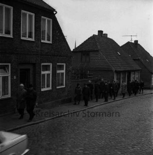 Stadtverordnete und Mitarbeiter der Stadtverwaltung: Flurbegehung durch Stadt, verlängerten Wendum, Ehmkenberg und Kneeden: Pferdemarkt: vorn links der stellvertretende Bürgerworthalter Georg Schoemer: hinten rechts Gruppe: dahinter Wohnhäuser: 26. Oktober 1968