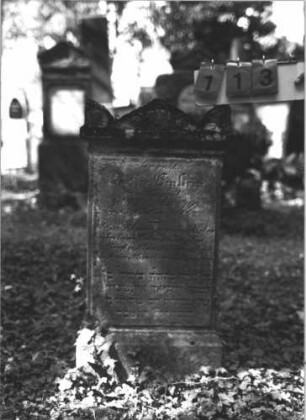 Grabstein 113 (Index: 99788804) Material: Sandstein Zustand: leicht verwittert mit geringem Textverlust Maße HxBxT: 99x49x13 cm: Grabstein 113
