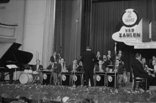 Podium mit Orchester während des Auftrittes