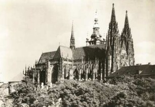 Die Kathedrale St. Veit auf dem Hradschin, Prag : Reproduktion nach Foto (Fotograf unbekannt)