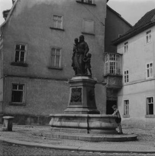 Weimar. Der Donndorf-Brunnen an der Ecke Rittergasse-Geleitstraße
