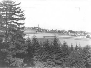 Berthelsdorf (Weißenborn-Berthelsdorf). Ortsteilansicht mit Pfarrkirche (1881/1883; G. L. Möckel) von Südost