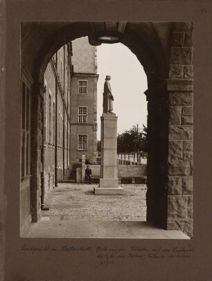 Landgericht und Gefängnis, Halberstadt: Blick aus der Vorhalle auf das Denkmal Eyke von Repkows