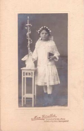 Foto Mädchen im Kommunionskleid