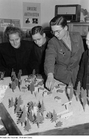 Ausstellungsbesucher vor einem Stadtmodell