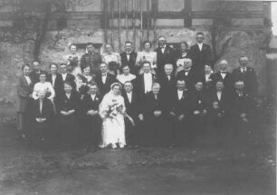 Hochzeitsgesellschaft mit Ernst Otto Gerhardt unter den Gästen