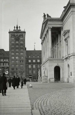Leipzig, Bankhaus Kroch : Leipzig. Ehemaliges Bankhaus Kroch, Goethestraße 2/Ecke Augustusplatz. Straßenfront (Augustusplatz) mit dem Eingang des Neuen Theaters