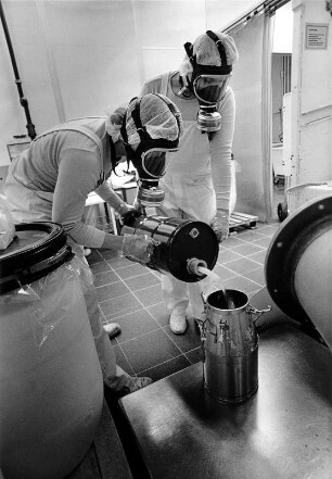 ASTA-Werke, pharmazeutische Produktion, in Halle-Künsebeck, 1984. Hier Abfüllen, Abwiegen von Dosen für Medikamente