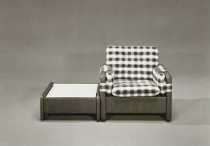 Hocker : Sitzgruppe (1976; Polstermöbelkombinat Oelsa-Rabenau (PMK)). Sessel und Sitzhocker ohne Auflage als Beistelltisch