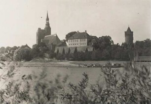 Blick auf Tangermünde über die Elbe aus gesehen. In der Bildmitte die Burg. Links im Bild die St. Stephans Kirche
