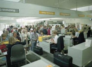 Dresden-Klotzsche, Flughafenstraße. Flughafen Dresden. Terminal 2. Check in-Schalter. Fluggäste beim Einchecken. Ansicht von der Mitarbeiterseite