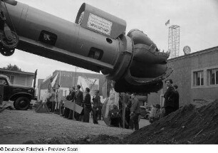 Kugelschaufler der Bleichert Transportanlagen Transmasch Leipzig sowie Besucher auf dem Freigelände der Technischen Messe 1953