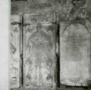 Gedenkplatte mit Bildnisrelief der Anna von Grensing (gest. 1628) (links)