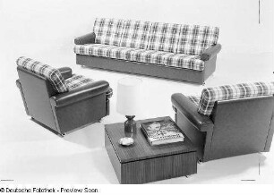 Couchtisch : Sitzgruppe (1972; Sächsische Sitzmöbelwerkstätten Waldheim) und Couchtisch