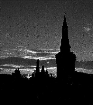 Silhouette des Kremls bei Abenddämmerung