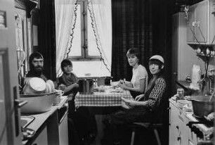 Familie B. (Grafiker, Gartenarchitektin) in der Küche